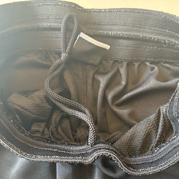 Youth Air Jordan Sports DRI-FIT shorts, size XL, black with stripe - Picture 9 of 9